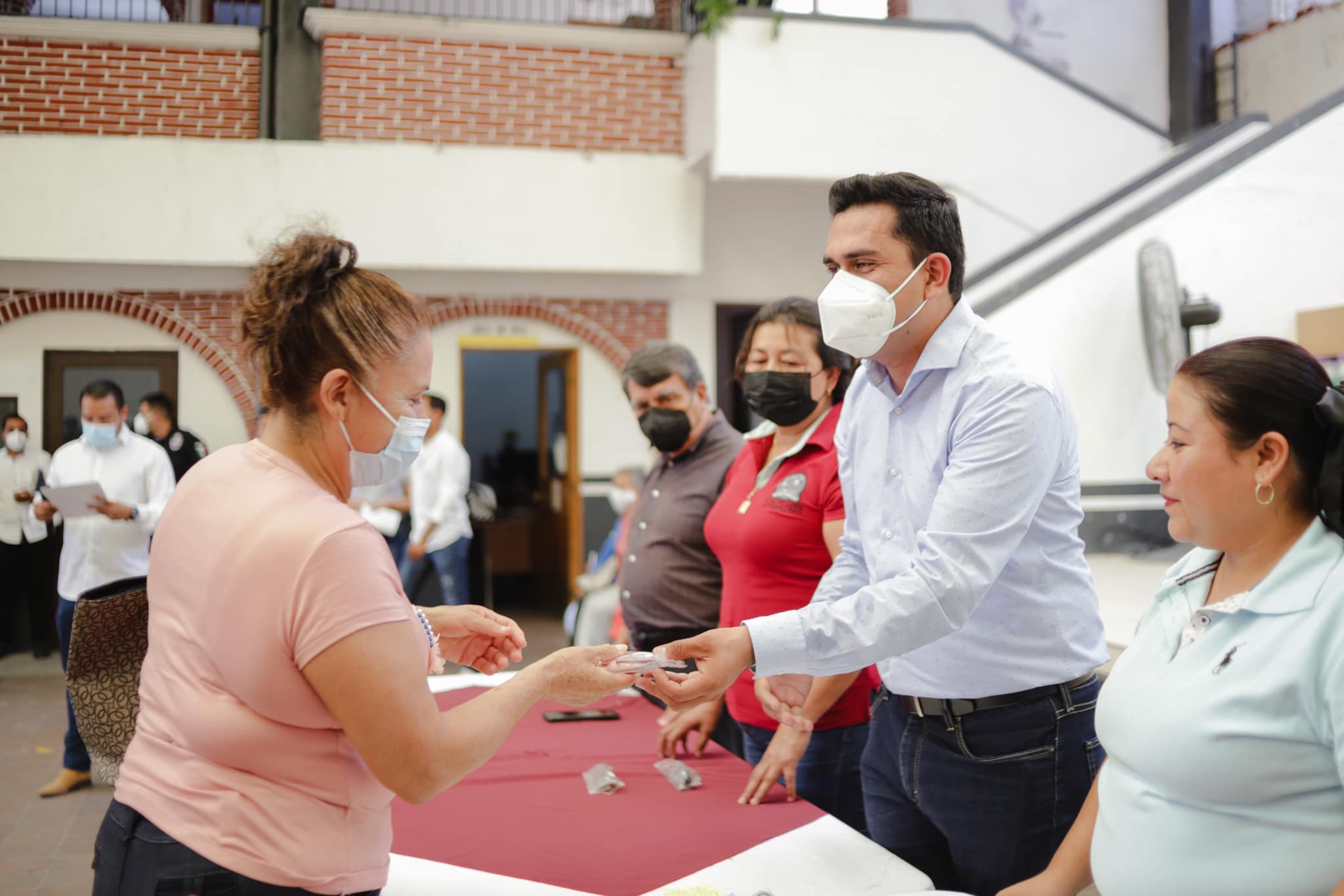 ENTREGA DE LENTES PARA LA VISTA CANSADA